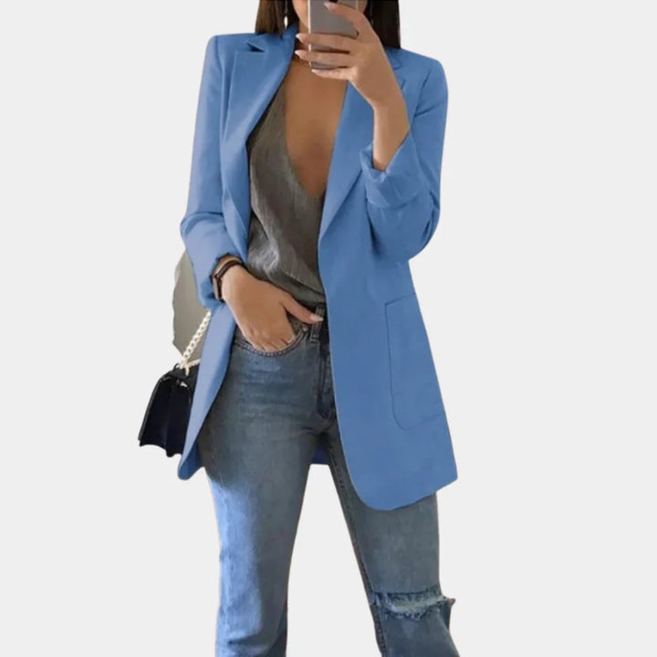 "Elegante khaki dames blazer, lange slim fit, katoenmix, perfecte keuze voor werk of avondje uit."