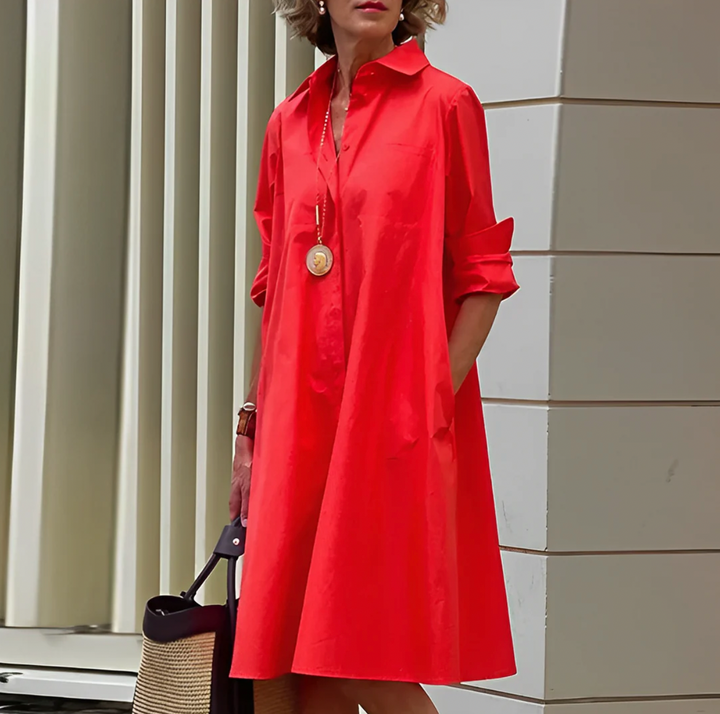 Elegante klassieke blousejurk in zachte stof, tijdloze stijl, comfortabel, in verschillende kleuren en maten beschikbaar.