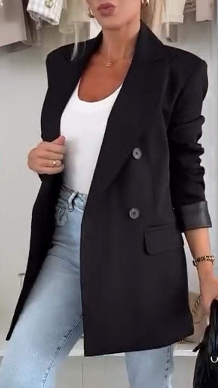 Elegante lange damesblazer met dubbele knoopsluiting en verfijnde details, tijdloze pasvorm in veelzijdige kleuren.