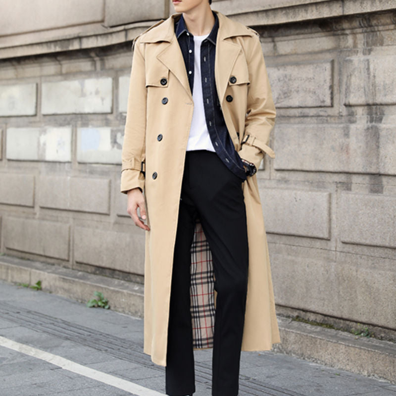 "Elegante lange heren trenchcoat, klassiek design, met gespdetail; ideaal voor stijl en functionaliteit in elk seizoen."