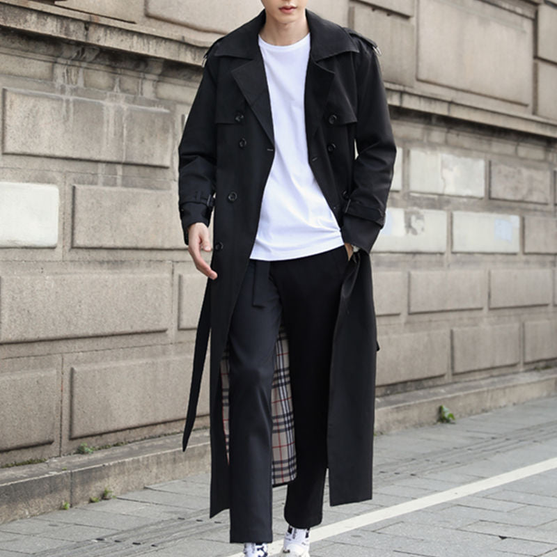 "Elegante lange heren trenchcoat, klassiek design, met gespdetail; ideaal voor stijl en functionaliteit in elk seizoen."