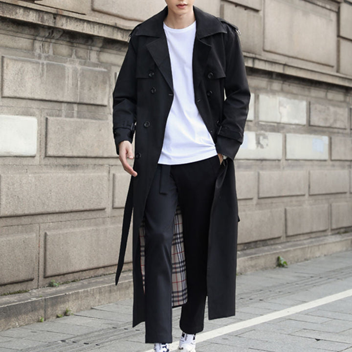 "Elegante lange heren trenchcoat, klassiek design, met gespdetail; ideaal voor stijl en functionaliteit in elk seizoen."