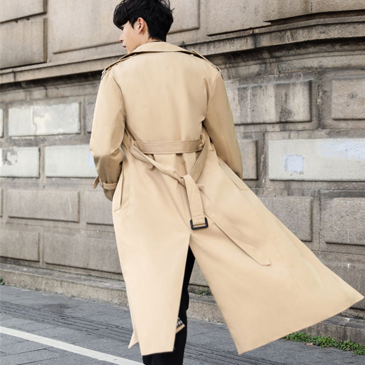 "Elegante lange heren trenchcoat, klassiek design, met gespdetail; ideaal voor stijl en functionaliteit in elk seizoen."