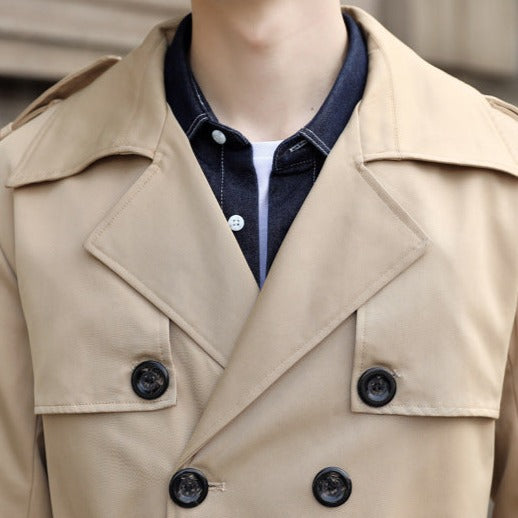 "Elegante lange heren trenchcoat, klassiek design, met gespdetail; ideaal voor stijl en functionaliteit in elk seizoen."
