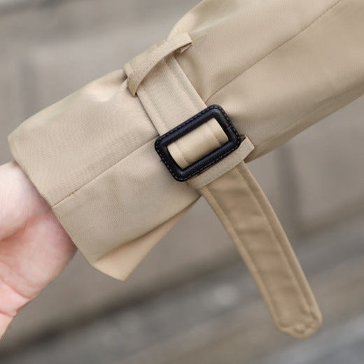 "Elegante lange heren trenchcoat, klassiek design, met gespdetail; ideaal voor stijl en functionaliteit in elk seizoen."
