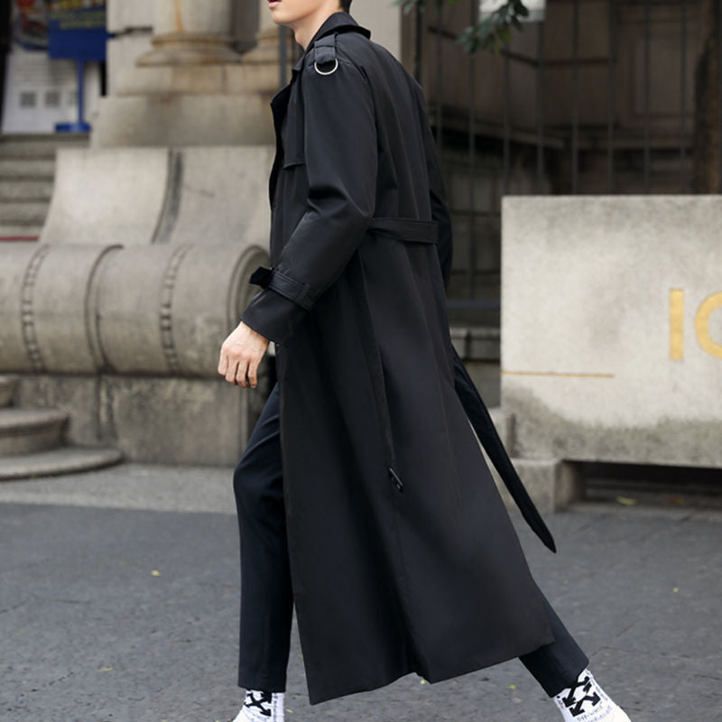 "Elegante lange heren trenchcoat, klassiek design, met gespdetail; ideaal voor stijl en functionaliteit in elk seizoen."