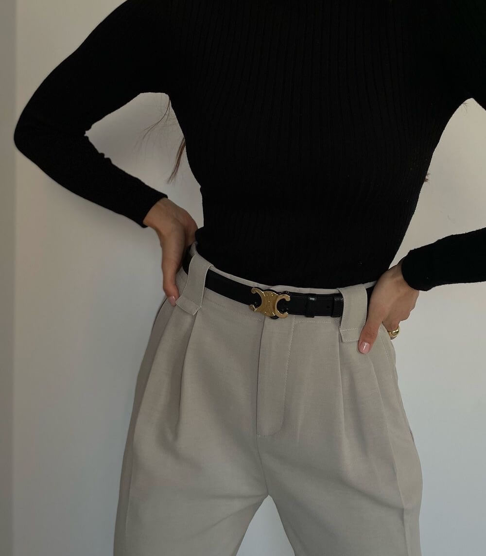 "Elegante lederen damesriem, bruin met gouden gesp, veelzijdig en stijlvol, perfect als modieus accessoire."