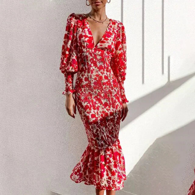"Elegante lichtgroene midi-jurk met bloemenpatroon, V-hals en trompetmouwen, perfect voor lente- en zomerevenementen."