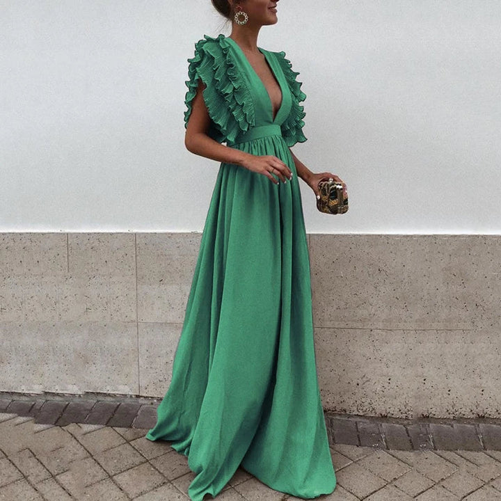 "Elegante Liva jurk met gerimpelde mouwen, tijdloze stijl, luxe stoffen, perfect voor speciale gelegenheden."