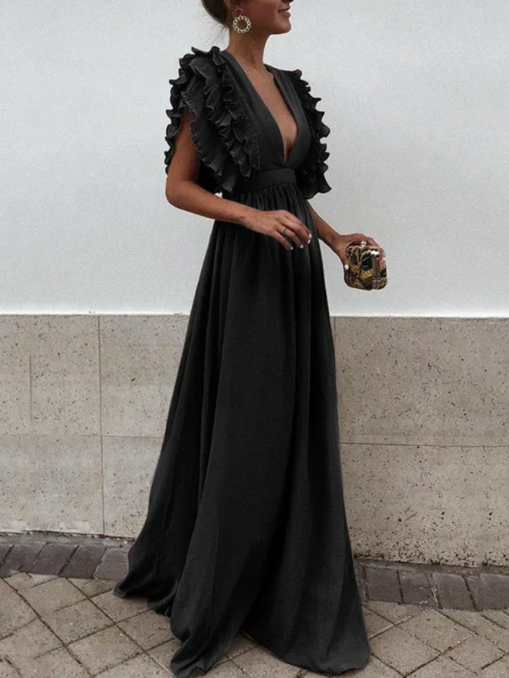 "Elegante Liva jurk met gerimpelde mouwen, tijdloze stijl, luxe stoffen, perfect voor speciale gelegenheden."