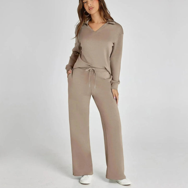 "Elegante loungewear set voor dames met off-shoulder sweater en perfect passende broek, trendy en comfortabel zichtbaar."