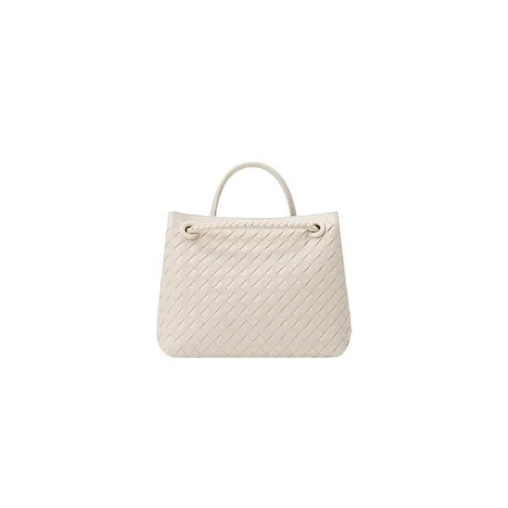 "Elegante Lucia schoudertas in beige, met duurzaam ontwerp en ruim interieur, stijlvolle keuze voor dames."