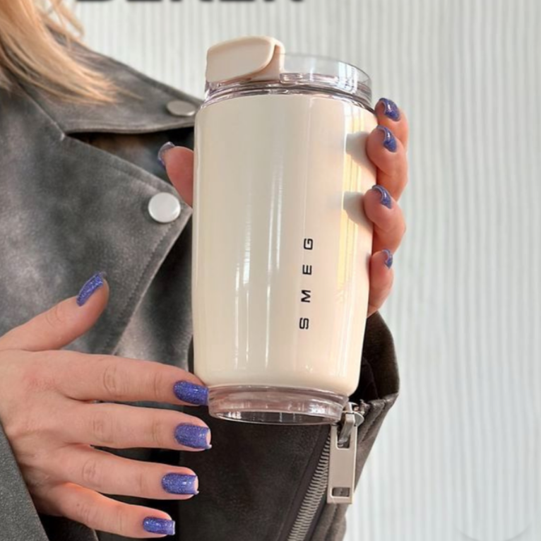 "Elegante LuxeTherm thermosbeker, slank ontwerp, roestvrij staal, houdt drank warm/koud, ideaal voor onderweg."