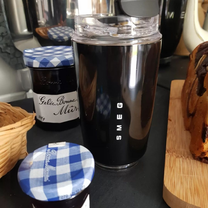 "Elegante LuxeTherm thermosbeker, slank ontwerp, roestvrij staal, houdt drank warm/koud, ideaal voor onderweg."