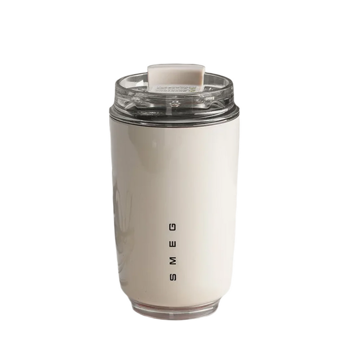 "Elegante LuxeTherm thermosbeker, slank ontwerp, roestvrij staal, houdt drank warm/koud, ideaal voor onderweg."