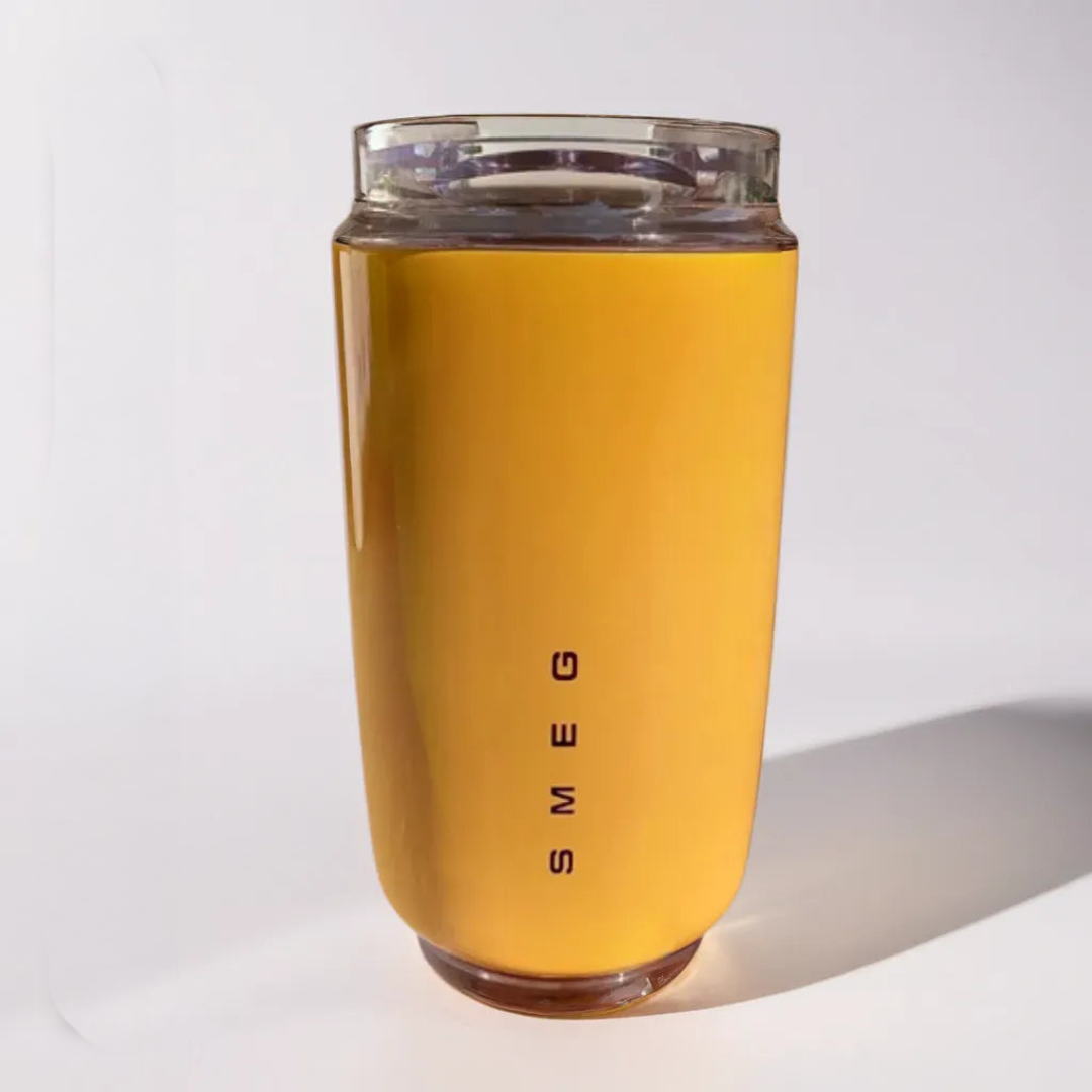 "Elegante LuxeTherm thermosbeker, slank ontwerp, roestvrij staal, houdt drank warm/koud, ideaal voor onderweg."