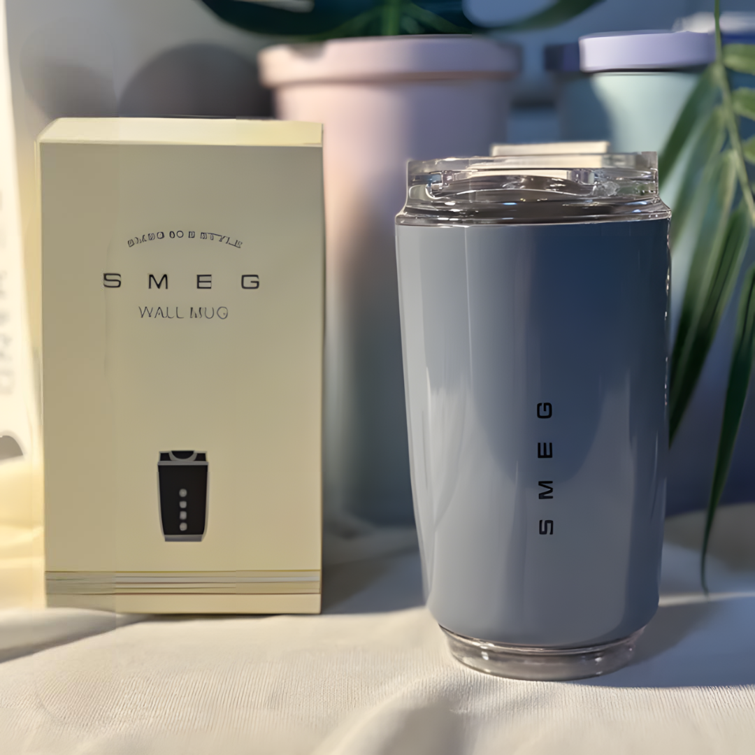 "Elegante LuxeTherm thermosbeker, slank ontwerp, roestvrij staal, houdt drank warm/koud, ideaal voor onderweg."