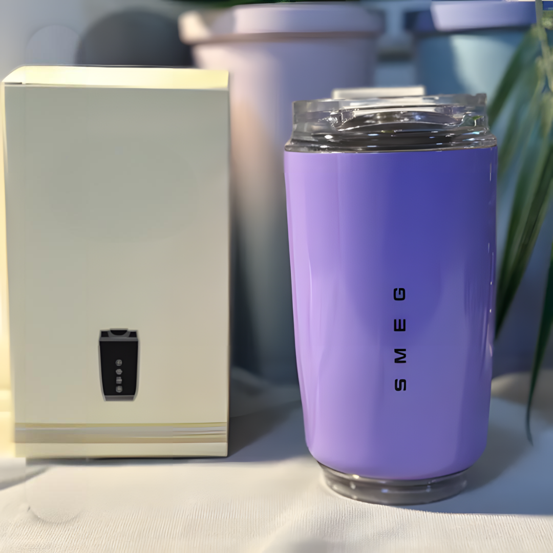 "Elegante LuxeTherm thermosbeker, slank ontwerp, roestvrij staal, houdt drank warm/koud, ideaal voor onderweg."
