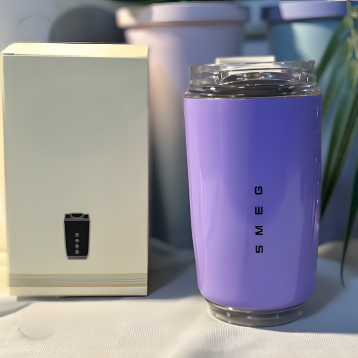 "Elegante LuxeTherm thermosbeker, slank ontwerp, roestvrij staal, houdt drank warm/koud, ideaal voor onderweg."