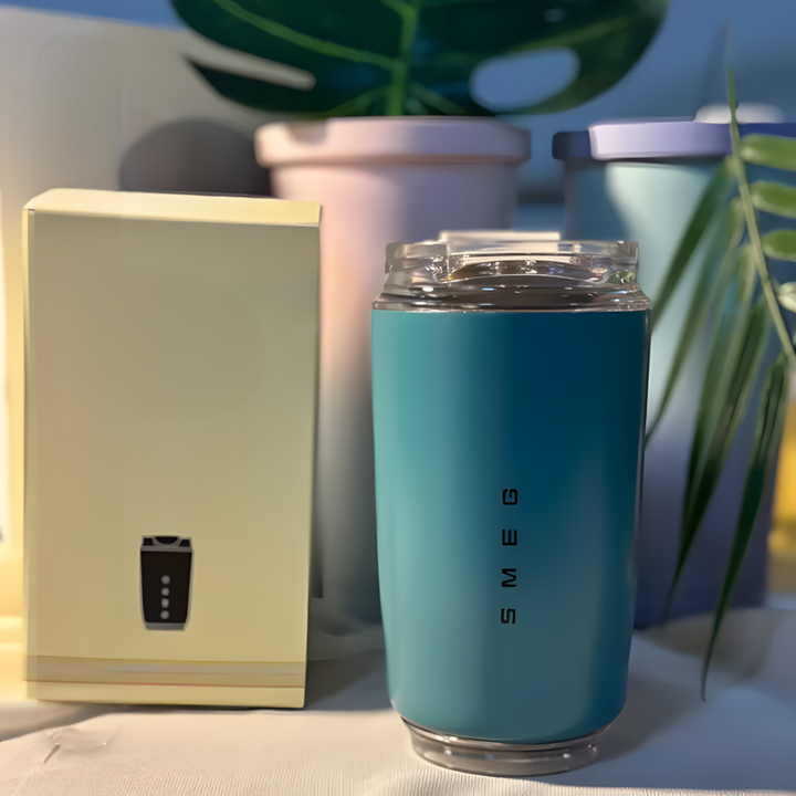"Elegante LuxeTherm thermosbeker, slank ontwerp, roestvrij staal, houdt drank warm/koud, ideaal voor onderweg."