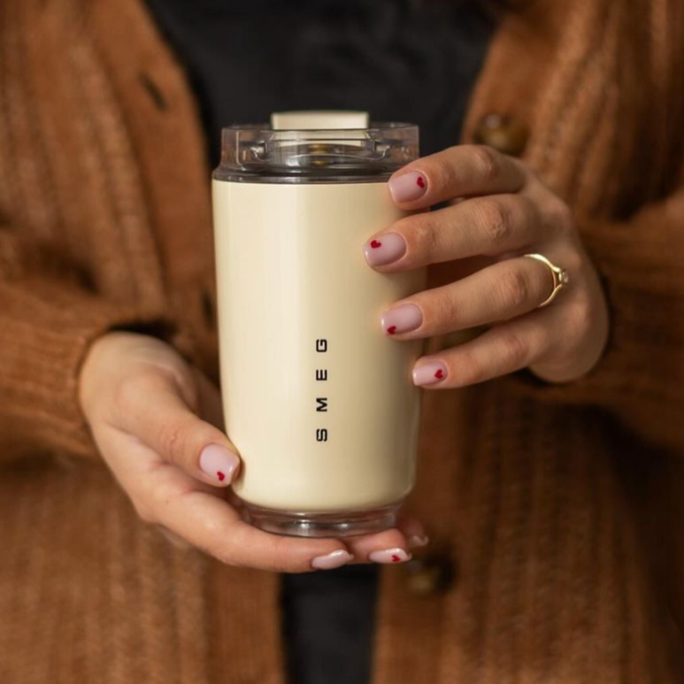 "Elegante LuxeTherm thermosbeker, slank ontwerp, roestvrij staal, houdt drank warm/koud, ideaal voor onderweg."