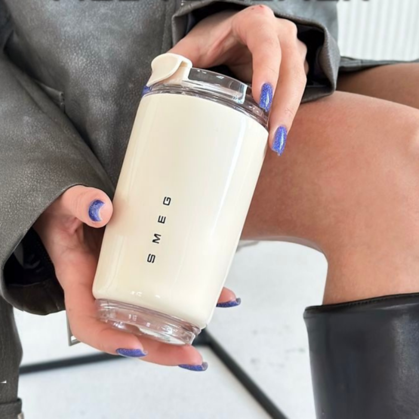 "Elegante LuxeTherm thermosbeker, slank ontwerp, roestvrij staal, houdt drank warm/koud, ideaal voor onderweg."