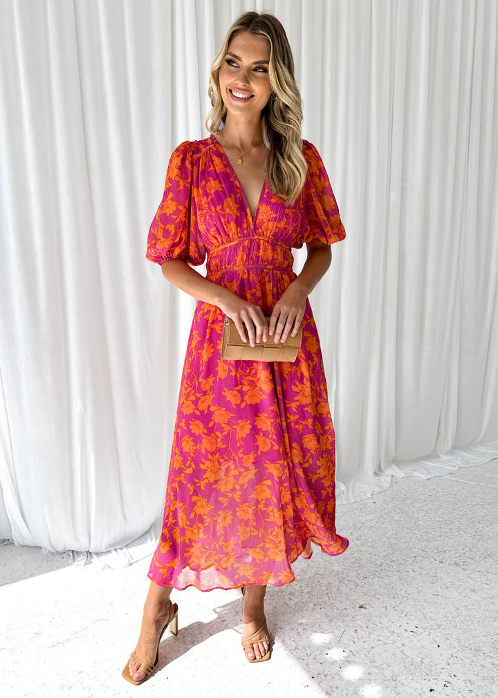 "Elegante maxi jurk met V-hals en bloemenprint, luchtige zomerlook, vrouwelijke uitstraling, perfect voor elke gelegenheid."
