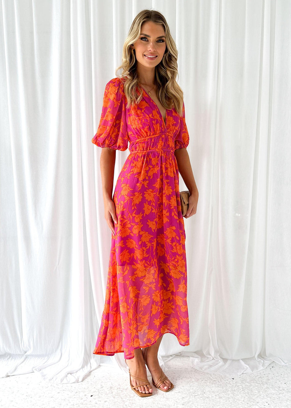 "Elegante maxi jurk met V-hals en bloemenprint, luchtige zomerlook, vrouwelijke uitstraling, perfect voor elke gelegenheid."