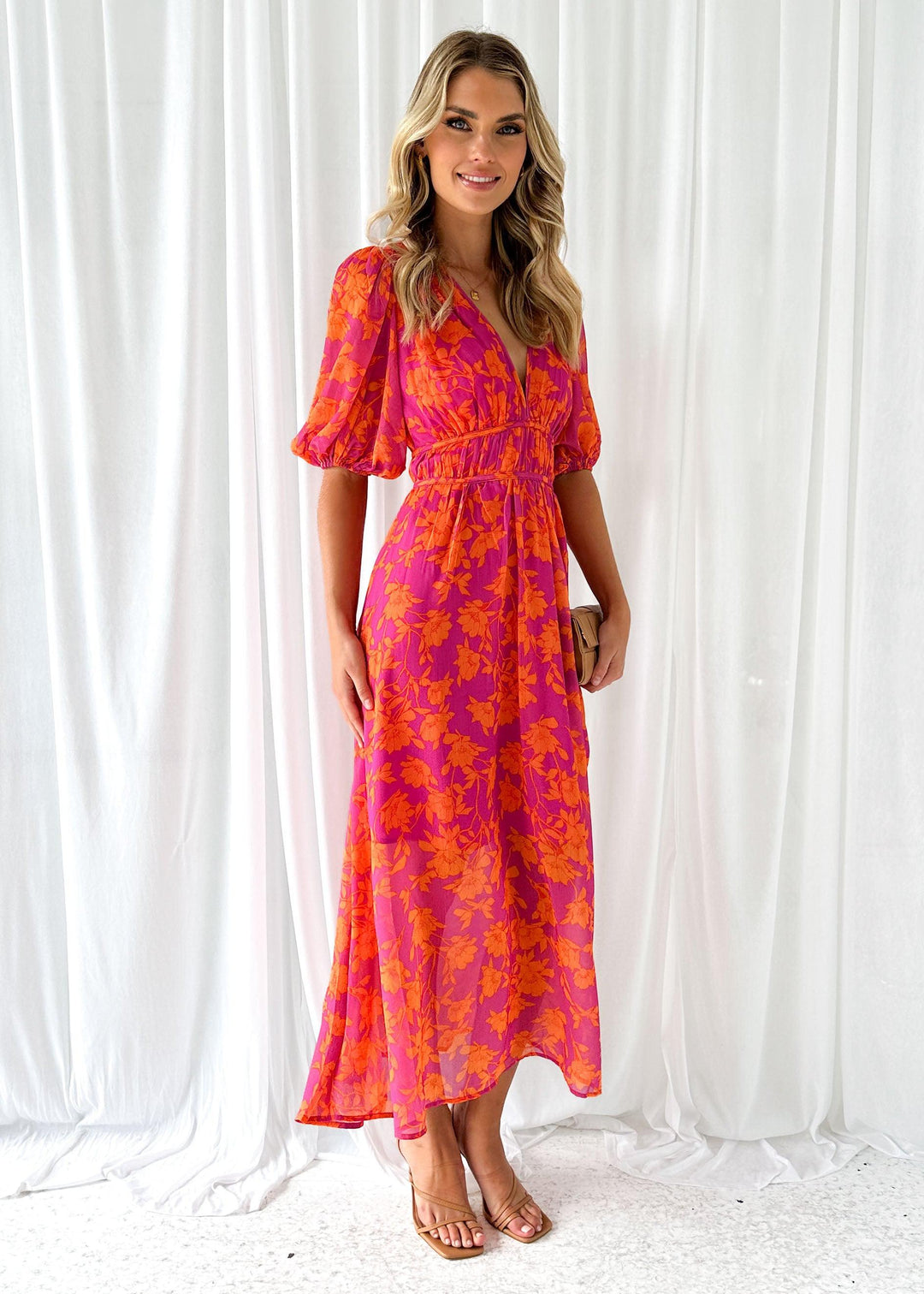 "Elegante maxi jurk met V-hals en bloemenprint, luchtige zomerlook, vrouwelijke uitstraling, perfect voor elke gelegenheid."
