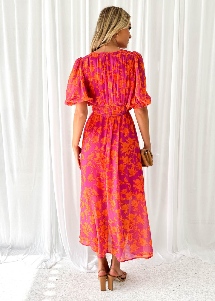 "Elegante maxi jurk met V-hals en bloemenprint, luchtige zomerlook, vrouwelijke uitstraling, perfect voor elke gelegenheid."