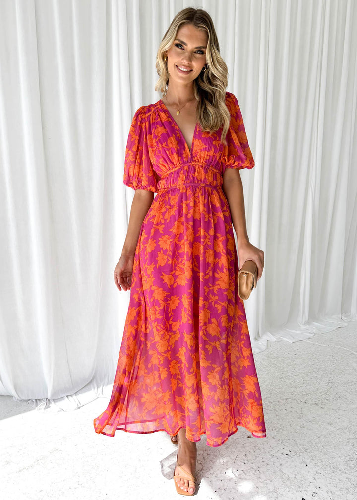 "Elegante maxi jurk met V-hals en bloemenprint, luchtige zomerlook, vrouwelijke uitstraling, perfect voor elke gelegenheid."