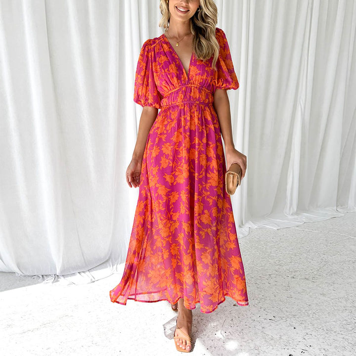 "Elegante maxi jurk met V-hals en bloemenprint, luchtige zomerlook, vrouwelijke uitstraling, perfect voor elke gelegenheid."