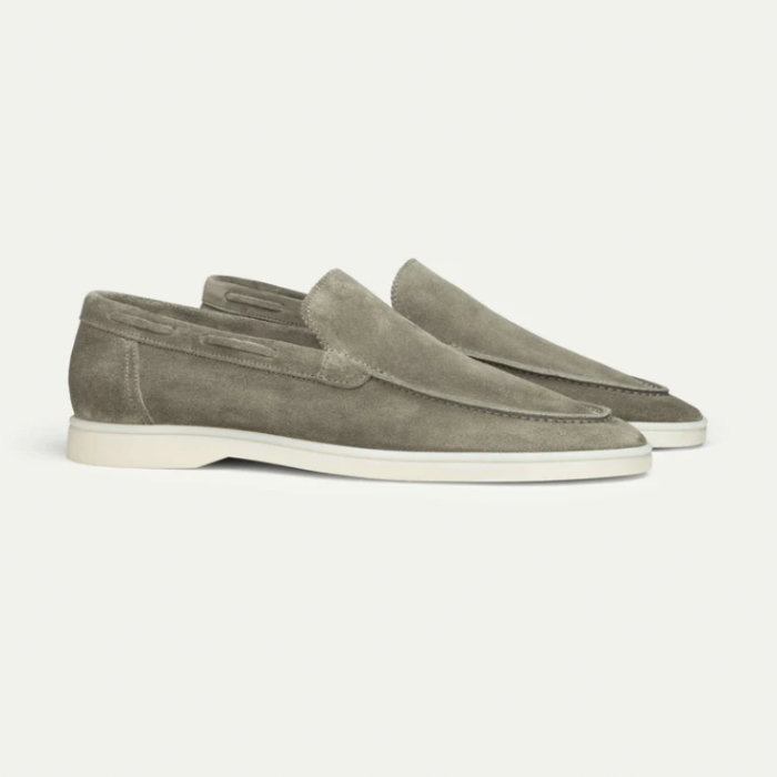 "Elegante Milan suède loafers voor heren in zacht bruin, met minimalistische afwerking en comfortabele pasvorm."