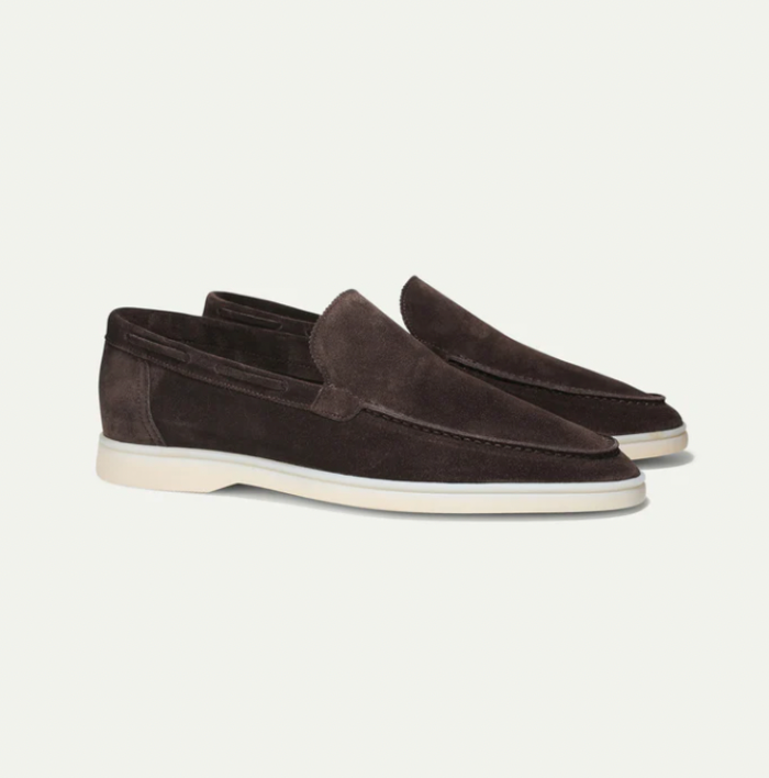 "Elegante Milan suède loafers voor heren in zacht bruin, met minimalistische afwerking en comfortabele pasvorm."