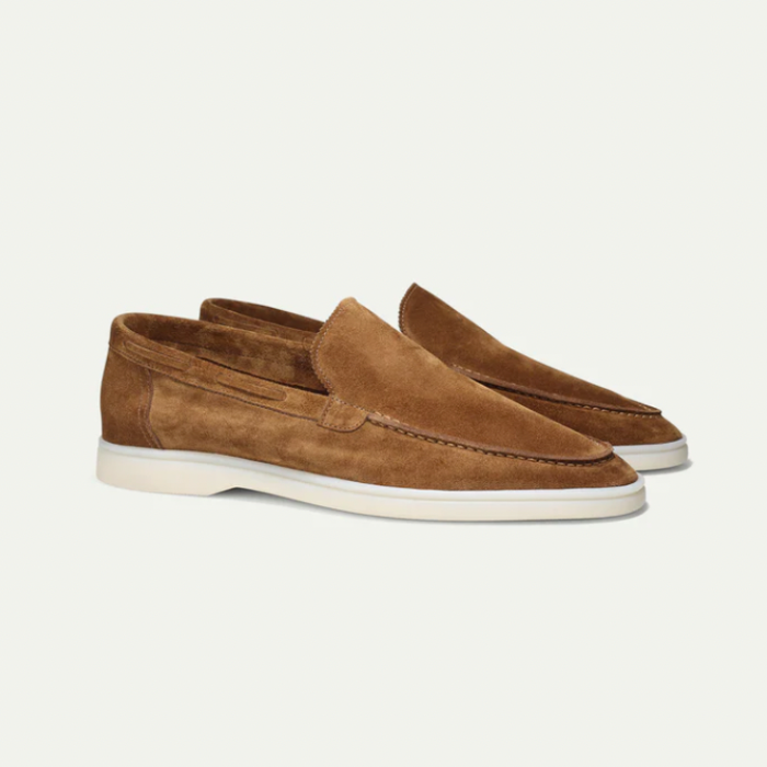 "Elegante Milan suède loafers voor heren in zacht bruin, met minimalistische afwerking en comfortabele pasvorm."