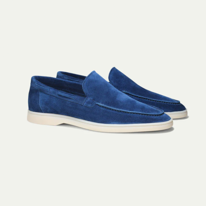 "Elegante Milan suède loafers voor heren in zacht bruin, met minimalistische afwerking en comfortabele pasvorm."