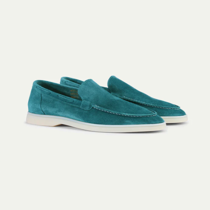 "Elegante Milan suède loafers voor heren in zacht bruin, met minimalistische afwerking en comfortabele pasvorm."