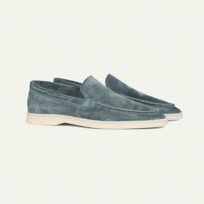 "Elegante Milan suède loafers voor heren in zacht bruin, met minimalistische afwerking en comfortabele pasvorm."