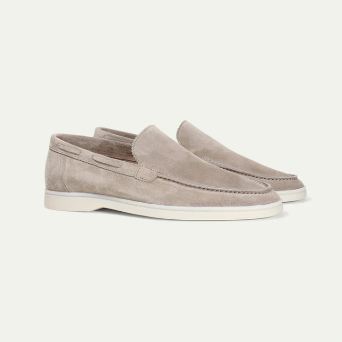 "Elegante Milan suède loafers voor heren in zacht bruin, met minimalistische afwerking en comfortabele pasvorm."