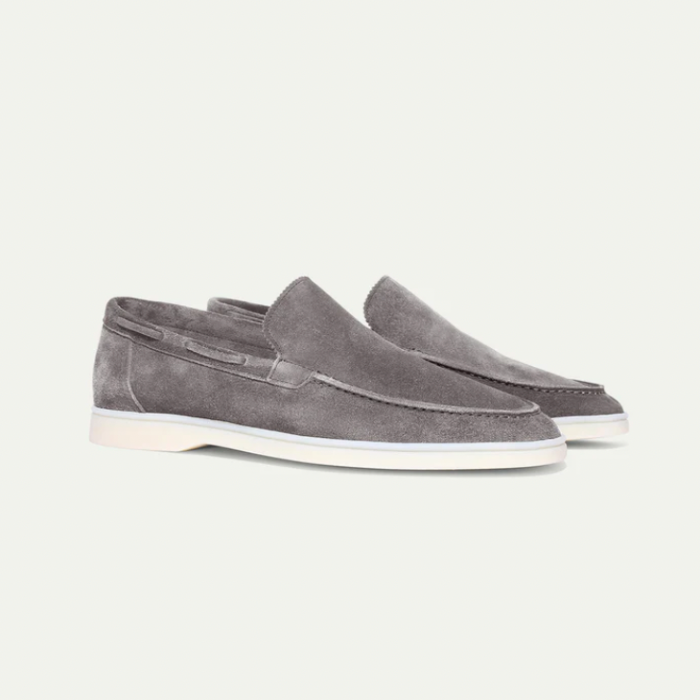 "Elegante Milan suède loafers voor heren in zacht bruin, met minimalistische afwerking en comfortabele pasvorm."