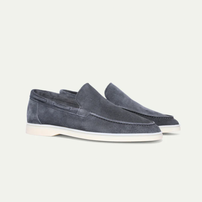 "Elegante Milan suède loafers voor heren in zacht bruin, met minimalistische afwerking en comfortabele pasvorm."