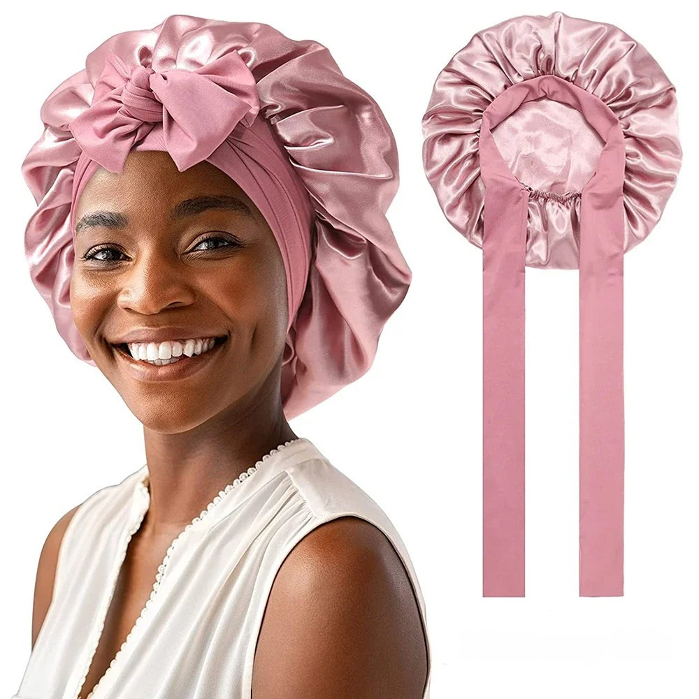 "Elegante moerbeizijden slaapmuts voor vrouwen met verstelbare band, close-up op luxe materiaal en satijnen afwerking."