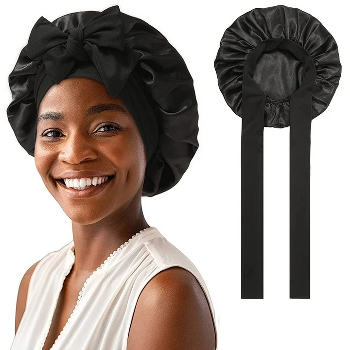 "Elegante moerbeizijden slaapmuts voor vrouwen met verstelbare band, close-up op luxe materiaal en satijnen afwerking."