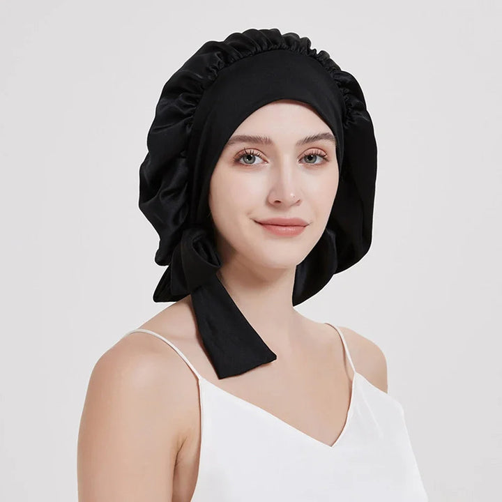 "Elegante moerbeizijden slaapmuts voor vrouwen met verstelbare band, close-up op luxe materiaal en satijnen afwerking."