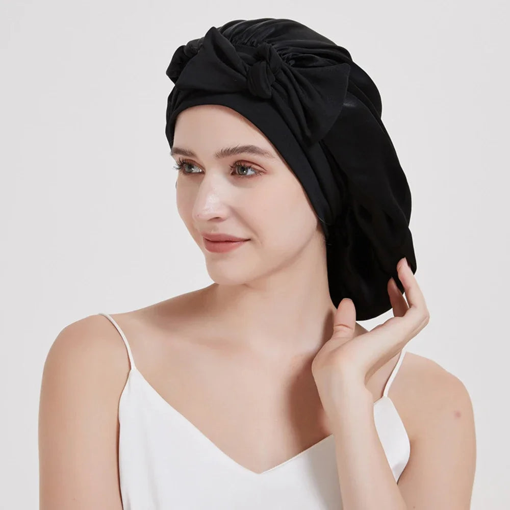 "Elegante moerbeizijden slaapmuts voor vrouwen met verstelbare band, close-up op luxe materiaal en satijnen afwerking."