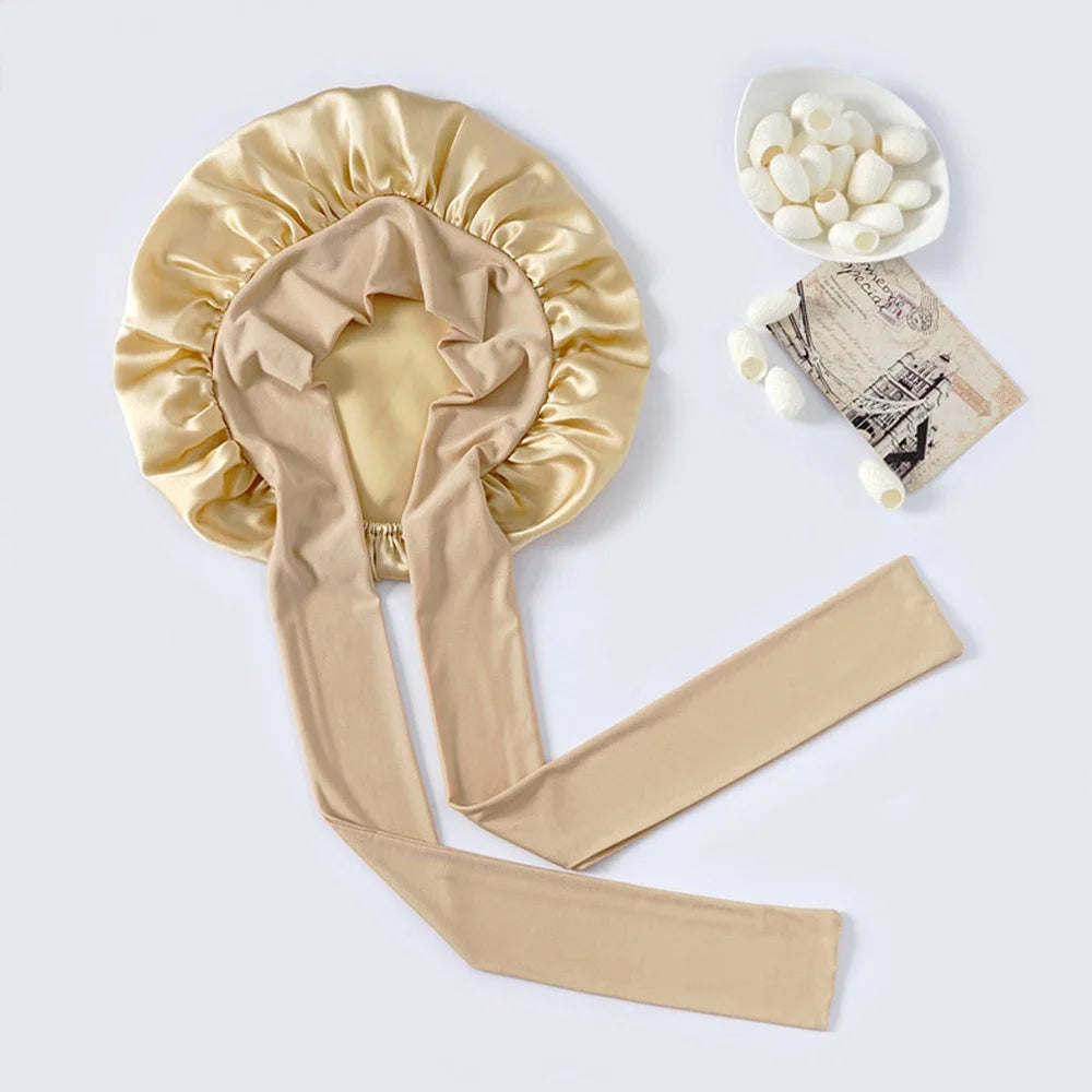 "Elegante moerbeizijden slaapmuts voor vrouwen met verstelbare band, close-up op luxe materiaal en satijnen afwerking."