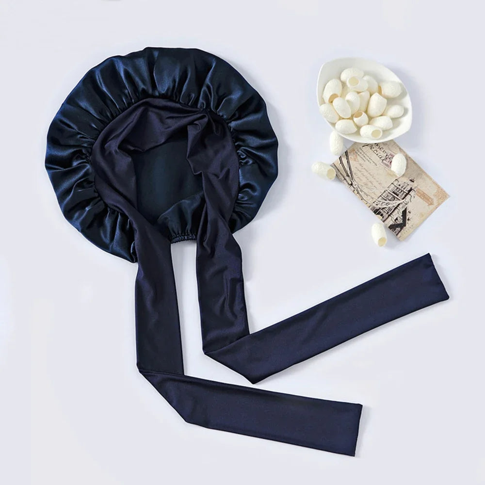 "Elegante moerbeizijden slaapmuts voor vrouwen met verstelbare band, close-up op luxe materiaal en satijnen afwerking."