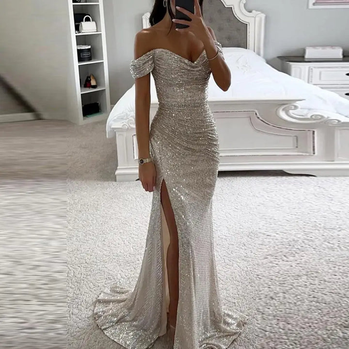 Elegante off-shoulder avondjurk met V-hals, maxi-lengte, verkrijgbaar in blauw, champagne, rood, zilver en zwart.