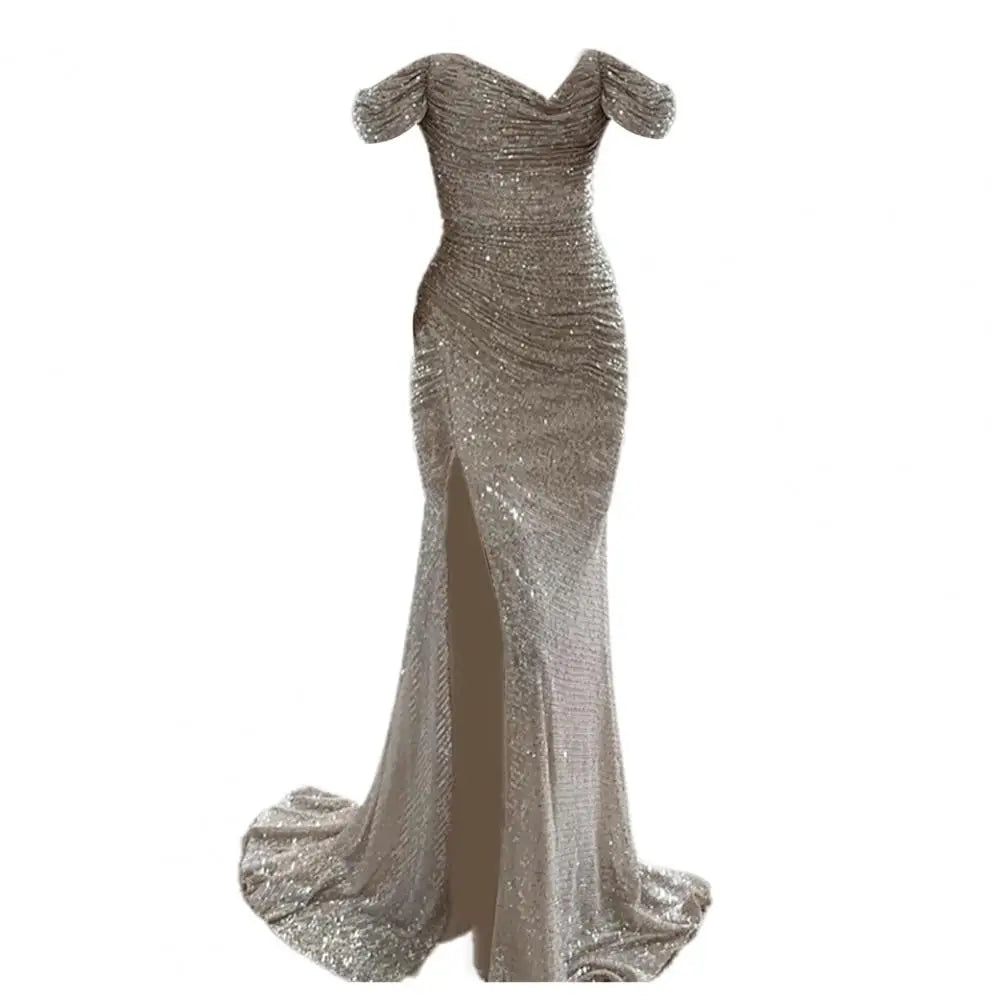 Elegante off-shoulder avondjurk met V-hals, maxi-lengte, verkrijgbaar in blauw, champagne, rood, zilver en zwart.