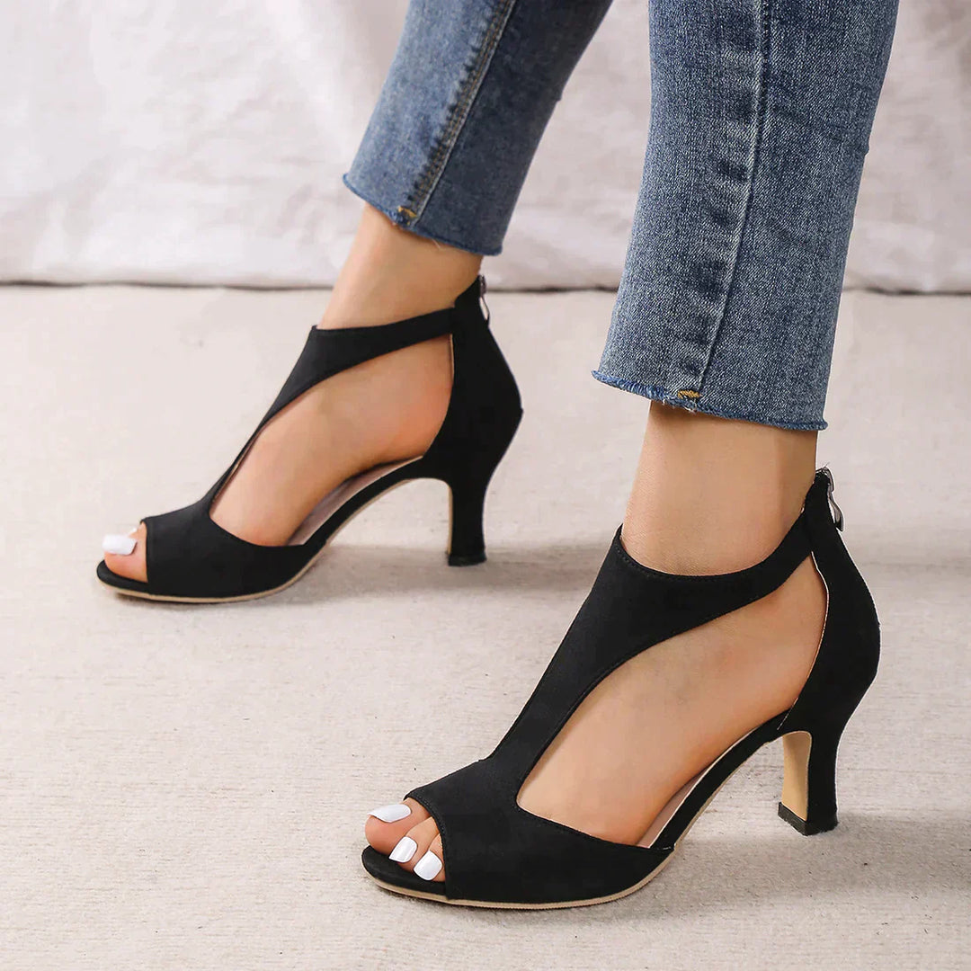 "Elegante orthopedische hak sandalen voor dames, met verhoogde hak en duurzame materialen voor comfort en stijl."